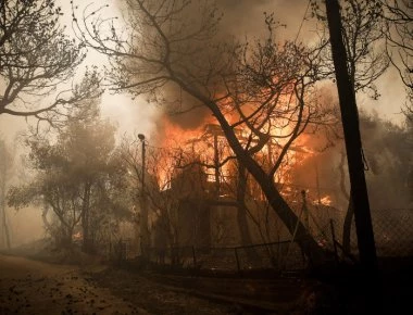 Δείτε πως η φωτιά κινήθηκε από το Νταού Πεντέλης στο Μάτι (βίντεο)